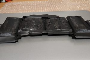 Macのバッテリー、こんなに膨張するんですね!